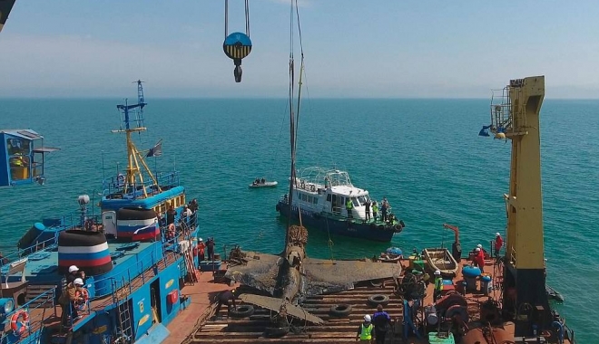 FOTO. AVION DE LUPTĂ DIN AL DOILEA RĂZBOI MONDIAL SCOS DIN APĂ, DUPĂ 70 DE ANI, DIN STRÂMTOAREA KERCH - 18405691151569049846446936278790-1494344573.jpg