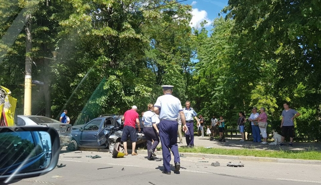 Galerie foto. ACCIDENT RUTIER GRAV, LA CONSTANȚA. UN TAXI S-A RĂSTURNAT - 19399104102134324296310199006570-1498309231.jpg