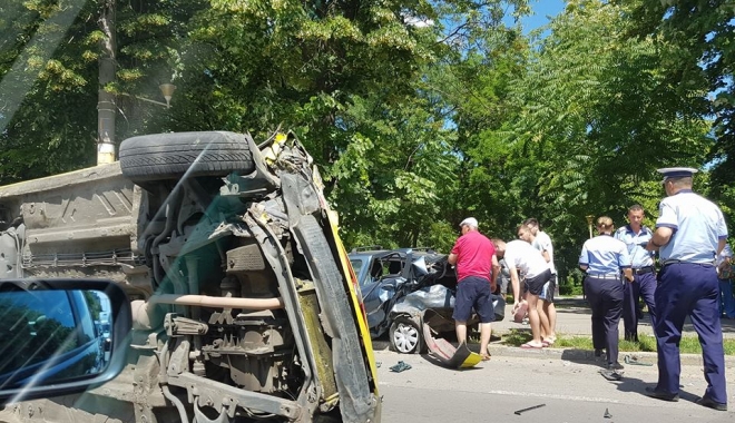 Galerie foto. ACCIDENT RUTIER GRAV, LA CONSTANȚA. UN TAXI S-A RĂSTURNAT - 19424135102134324284709907732964-1498309219.jpg