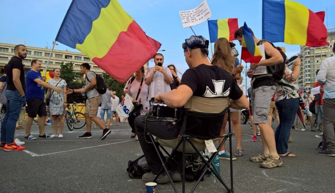 FOTO-VIDEO / PROTEST în Piața Victoriei. Sute de oameni în fața Guvernului - 19748381648709838651258455470108-1499015642.jpg