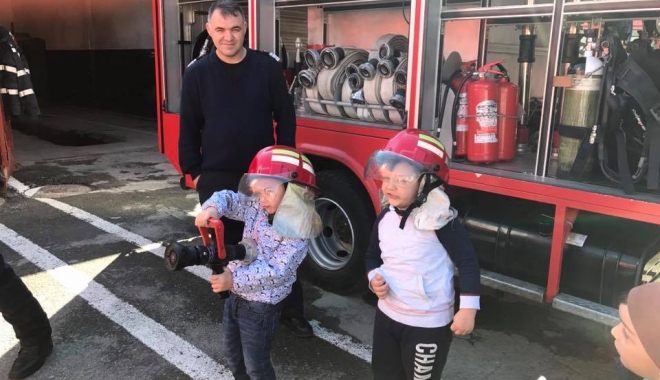 Micuții de la Grădinița 37, pompieri pentru o zi - 2-1495608377.jpg