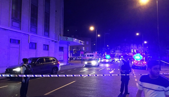 ATENTAT LONDRA / Un mort și opt răniți după ce un vehicul a intrat în pietoni. Galerie FOTO - 4189d45a000005784616452policeoff-1497848555.jpg