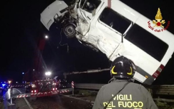 FOTO. ACCIDENT CUMPLIT PE AUTOSTRADĂ. Opt români au fost răniți grav și un italian a murit - 61879126-1492084904.jpg