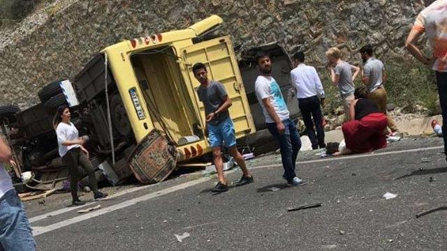 TRAGEDIE DE PROPORȚII, ÎN TURCIA. Un autocar s-a răsturnat. Peste 20 de morți - 640x36052a3265ee4c7491f99be4620a-1494680722.jpg