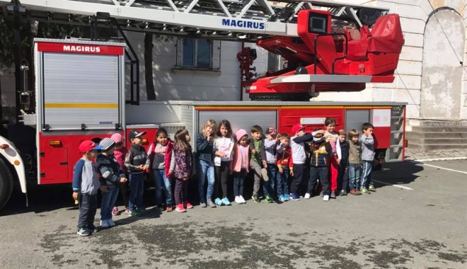 Micuții de la Grădinița 37, pompieri pentru o zi - 7-1495608481.jpg