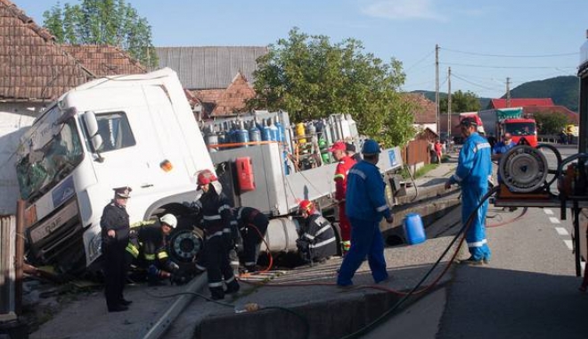ACCIDENT GRAV. TIR încărcat cu butelii a intrat într-o casă - accsieu-1494875232.jpg