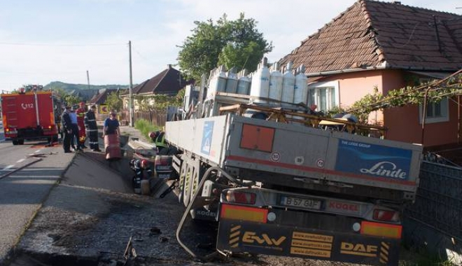 ACCIDENT GRAV. TIR încărcat cu butelii a intrat într-o casă - accsieu2-1494875240.jpg