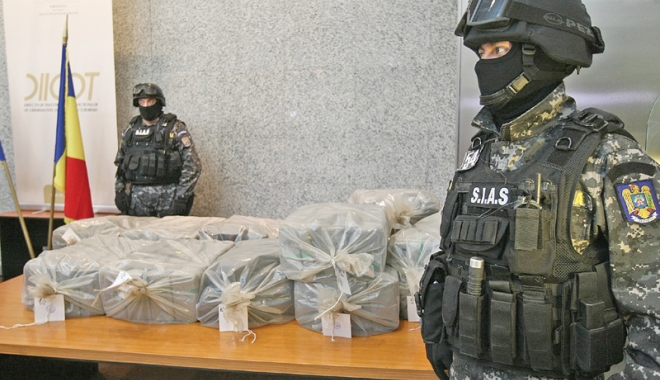 Crimă organizată la Constanța. Prinși în flagrant cu bani falși și sute de grame de cocaină - aduceau-1496766153.jpg