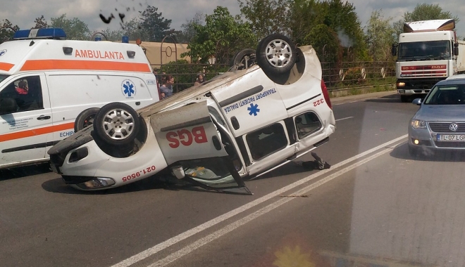 UPDATE / ACCIDENT GRAV. AMBULANȚĂ RĂSTURNATĂ la ieșire din localitatea Ovidiu - ambulanta-1494490098.jpg