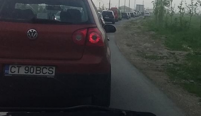 Cozi kilometrice după închiderea podului de la Agigea. Polițiștii intervin cu două echipaje - coadaagigea1-1494240260.jpg