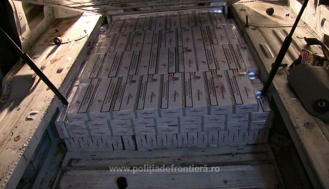 Contrabandiști prinși în flagrant într-un centru comercial din Constanța, cu 10.000 de pachete cu țigări - flagranttigari3-1498642824.jpg