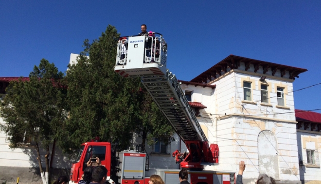 Micuții de la Grădinița 37, pompieri pentru o zi - gradinitpompieri2-1495558902.jpg