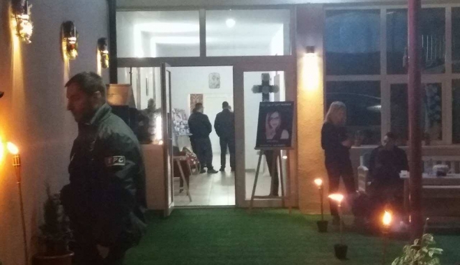 LACRIMI ȘI DURERE / Trupul Andreei Cristea, constănțeanca moartă în atentatul de la Londra, adus la Constanța - Galerie FOTO - patru-1494527729.jpg