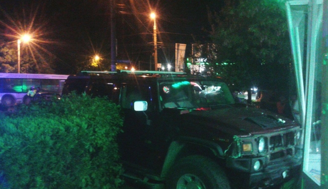 GALERIE FOTO /  ACCIDENT SPECTACULOS LA CONSTANȚA. UN ȘOFER BEAT A INTRAT CU BOLIDUL DIRECT ÎN FARMACIE! A ÎNCEPUT SĂ AMENINȚE CĂ ESTE DE LA AMBASADĂ! - trei-1494528920.jpg