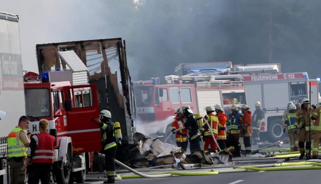 Foto. ACCIDENT CUMPLIT ÎNTRE UN AUTOCAR ȘI UN CAMION. 17 persoane dispărute - unfallreisebusinmuenchberg-1499074519.jpg