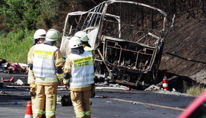 Foto. ACCIDENT CUMPLIT ÎNTRE UN AUTOCAR ȘI UN CAMION. 17 persoane dispărute - unfallreisebusinmuenchberg1-1499074504.jpg