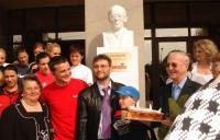 Foto : Lui Traian Bucoval� i s-a f�cut statuie