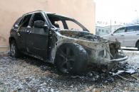 Foto : Un BMW X5 folosit de comisarul �ef Remus Budur, de la Poli�ia Transporturi, a fost incendiat