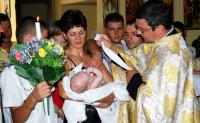 Foto : Copilul poate avea „�i o sut� de na�i de botez, pentru c� nu na�ul boteaz�!“