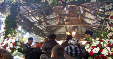 Foto : De ce se �mbr�ncesc s�lbatic rom�nii �i la hramurile religioase?