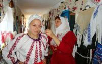 Foto : Costume populare de 100 de ani, la muzeul privat al Paraschivei