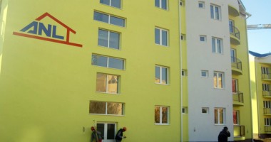 Foto : Prim�ria va evacua 15 familii  din blocurile ANL