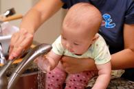 Foto : Cum s� �inem microbii departe de copii