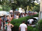 Foto : Victimele unui accident �i acuz� pe poli�i�ti c� au primit bani �i c� le-au �mpiedicat s� se urce �n ambulan��