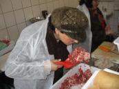 Foto : Carne stricat� �i organe pline de cheaguri de s�nge �n galantarele carmangeriilor din Pia�a Grivi�ei