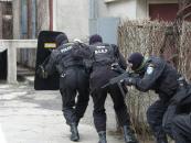 Foto : 30 de persoane sechestrate la trei ferme din Mihail Kog�lniceanu