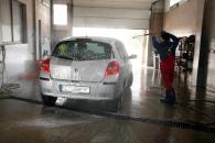 Foto : Scandal din cauza unei sp�l�torii auto