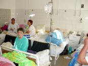 Foto : Bolnavii dorm c�te doi, �n paturi rupte �i pe canapele aduse din sala de a�teptare