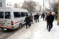 Foto : Ghea�a �i z�pada au monopolizat trotuarele �i str�zile l�turalnice ale ora�ului, spre disperarea pietonilor