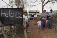 Foto : Supravie�uitorii cutremurului din Haiti blocheaz� drumurile cu trupurile celor deceda�i
