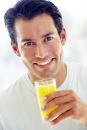 Foto : Sucurile naturale sunt la fel de d�un�toare pentru din�i ca �i cele acidulate