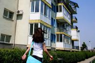 Foto : Administratorul... �i fileaz� pe vizitatorii locatarilor �i-i pune s� pl�teasc� �ntre�inerea