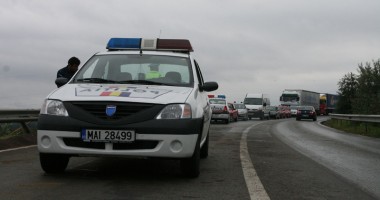 Foto : Poli�ist �n misiune, r�nit grav �ntr-un accident rutier