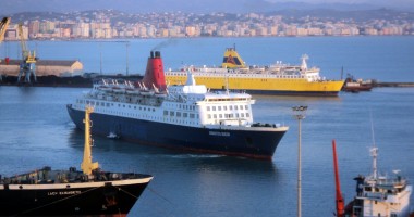 adriaticaqueen-1337360014.jpg : Trei echipaje rom�ne�ti, victime ale „rechinilor“ din shipping