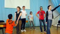 Foto : Trupa de teatru a Liceului „Ovidius“, pe scena Festivalului „Jos P�l�ria“