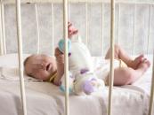 Foto : Tot mai mul�i copila�i sunt p�r�si�i �n maternit��i
