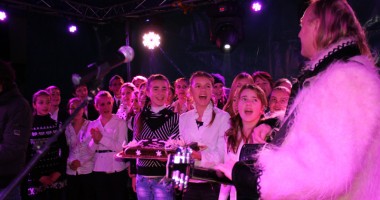 Foto : �tefan Hru�c� a c�ntat colinde pentru locuitorii comunei Pe�tera