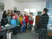 Foto : Copiii de la „Micul Rotterdam“ au colindat redac�ia „Cuget Liber“
