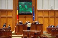 Foto : Premierul Boc a prezentat Parlamentului un pachet de m�suri anticriz� pentru 2010