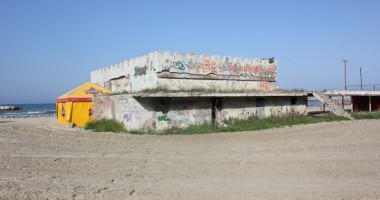 falezaplajamodern45-1337370698.jpg : Plaja �i faleza Modern, pline de ruine �i gunoaie
