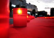 Foto : Lum�n�ri aprinse �n memoria bolnavilor r�pu�i de SIDA