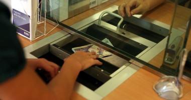 Foto : B�ncile anun�� oficial m�rirea comisioanelor. Afl� cu c�t vei pl�ti mai mult