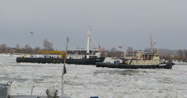 Foto : Porturile maritime au pagube de zeci de milioane de euro din cauza iernii grele
