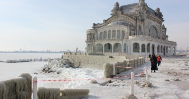 Foto : IMAGINI INCREDIBILE / Faleza Cazinoului Constan�a cedeaz� sub greutatea ghe�ei