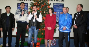 Foto : T�rg de binefacere la Prefectur�, pentru azilul din Poarta Alb�