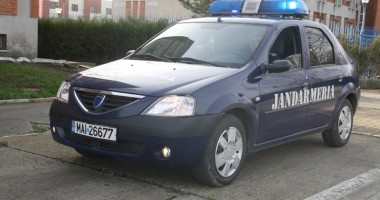 Foto : Scene incredibile la Constan�a / Jandarmi b�tu�i �i t�lh�ri�i de un �mecher cu BMW